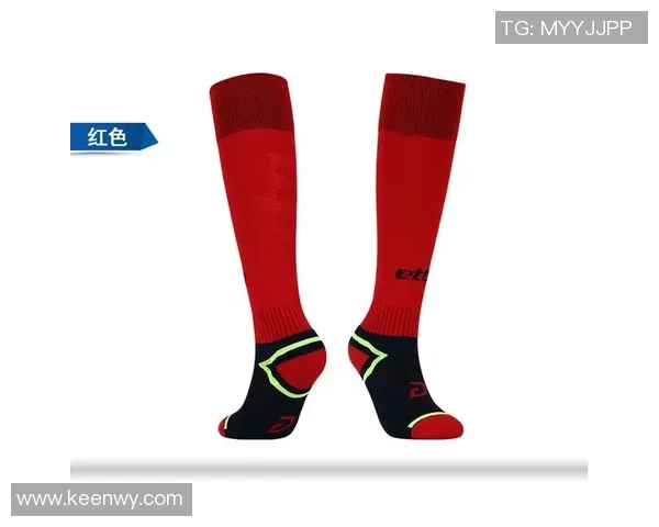 足球场上的必备装备 足球袜背后的科技与品牌选择揭秘