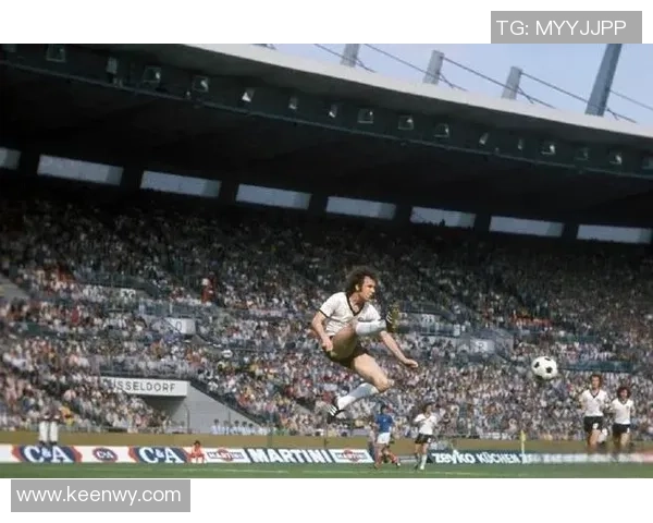 足球球星帅气外表令人赞叹，如何用英语表达其魅力